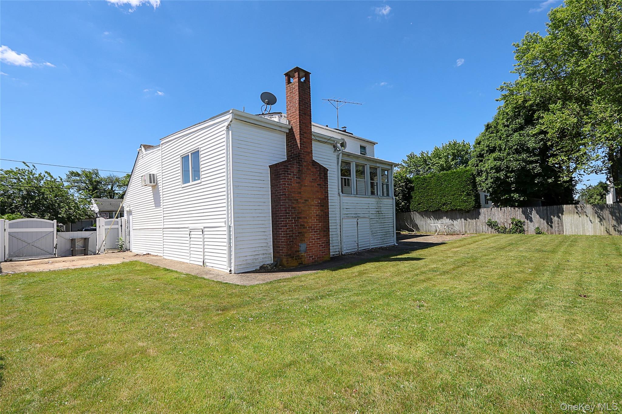 20 East Clearwater Road Lindenhurst, NY 11757 - Photo 38 of 41