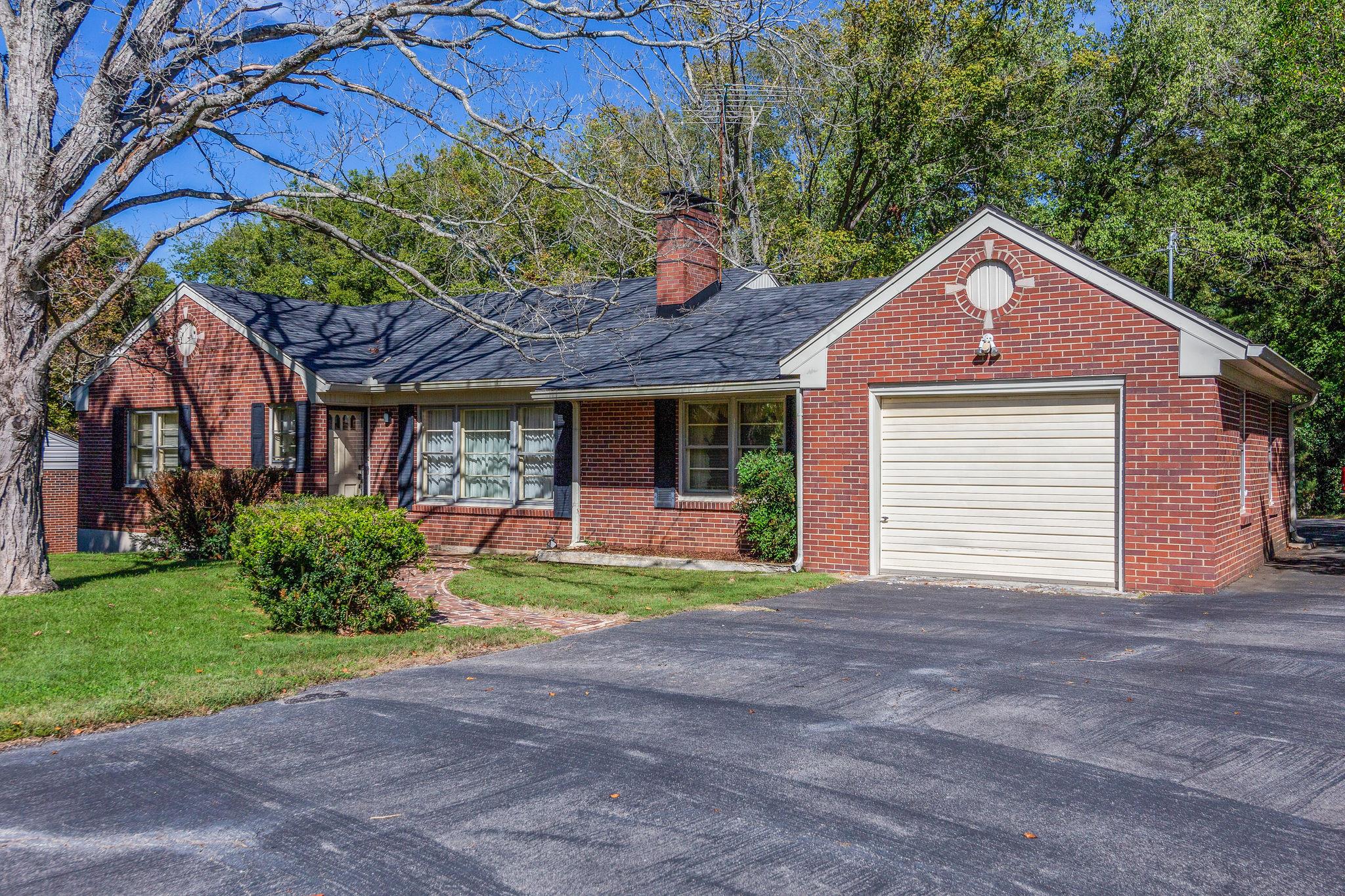 Home offers - good parking ...Black top drive way