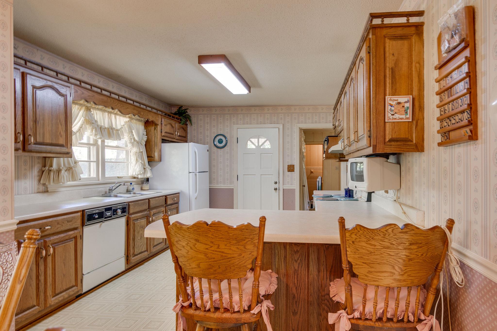 1109 Manor Road Columbia, TN 38401 - Photo 11 of 25 Kitchen with window over sink - breakfast bar - good counter space...