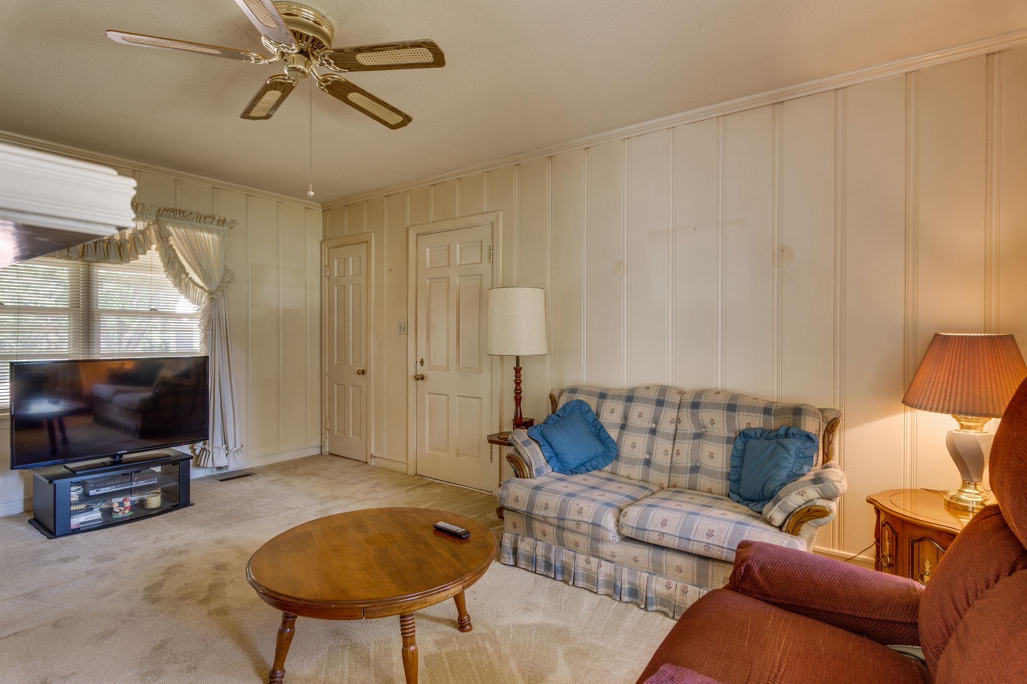 1109 Manor Road Columbia, TN 38401 - Photo 15 of 25 Cozy den - could possibly be a bedroom....