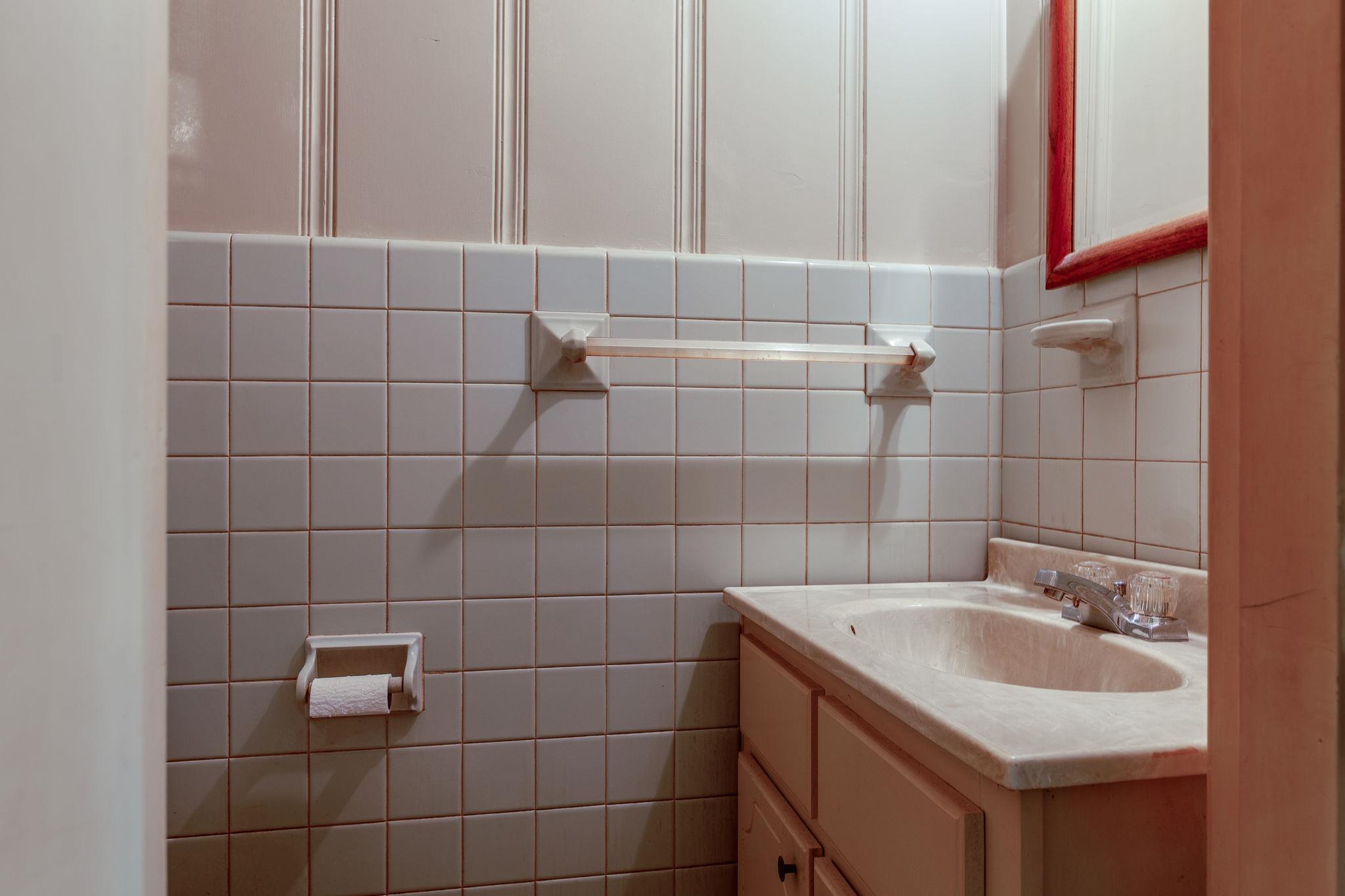 1109 Manor Road Columbia, TN 38401 - Photo 16 of 25 half bathroom off den....