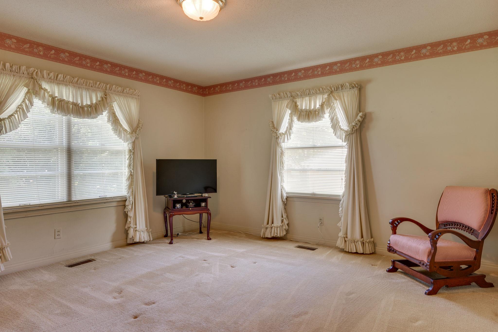 1109 Manor Road Columbia, TN 38401 - Photo 17 of 25 Spacious master bedroom...