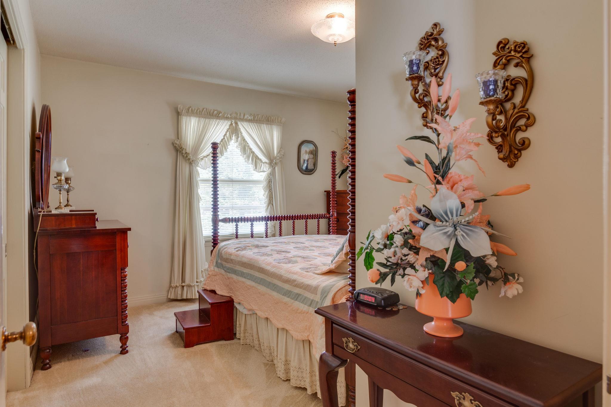 1109 Manor Road Columbia, TN 38401 - Photo 19 of 25 Secondary bedroom...