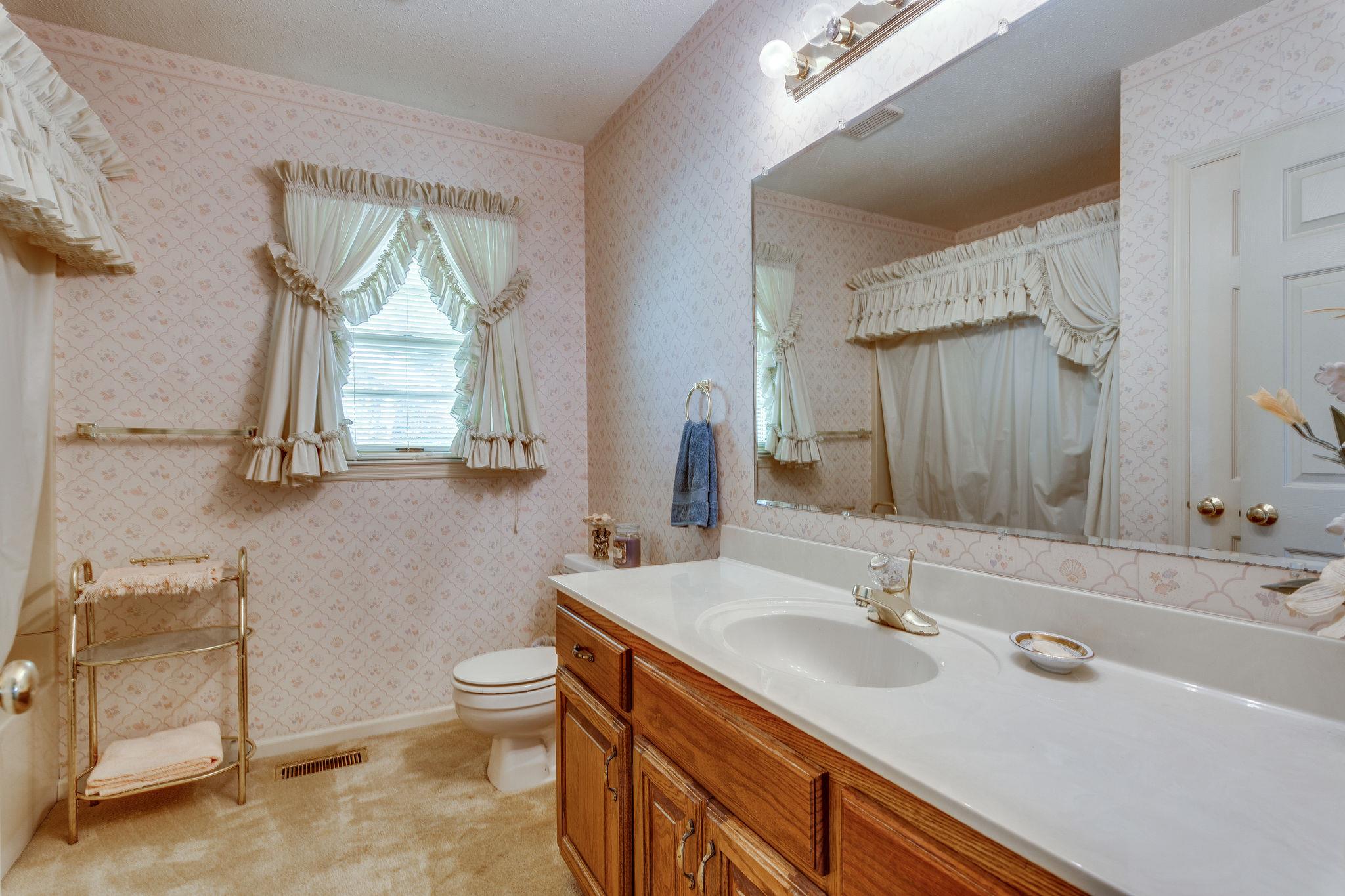 1109 Manor Road Columbia, TN 38401 - Photo 20 of 25 Full bathroom....in hall...
