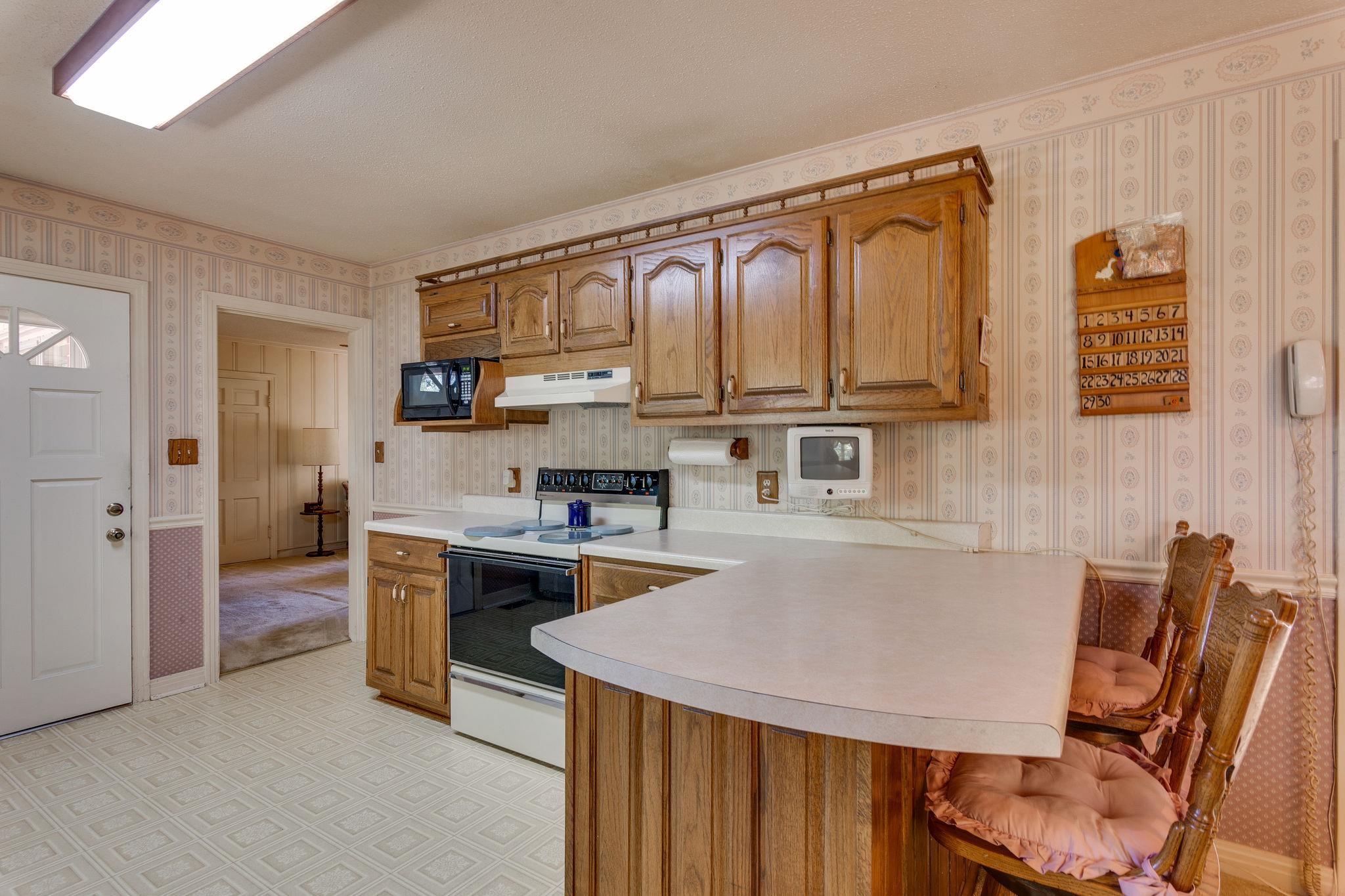 1109 Manor Road Columbia, TN 38401 - Photo 10 of 25 Kitchen features a breakfast bar....