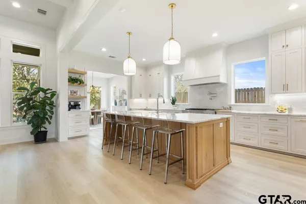 a large kitchen with kitchen island a large island in it