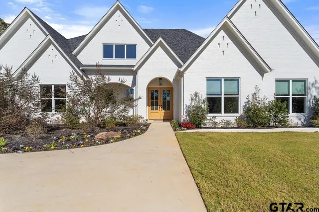 a view of a house with backyard and garden