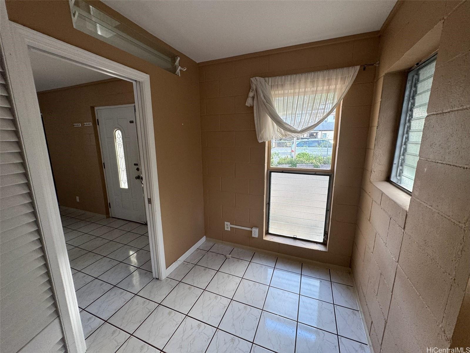 541 Kuliouou Road Honolulu, HI 96821 - Photo 18 of 21 an empty room with windows