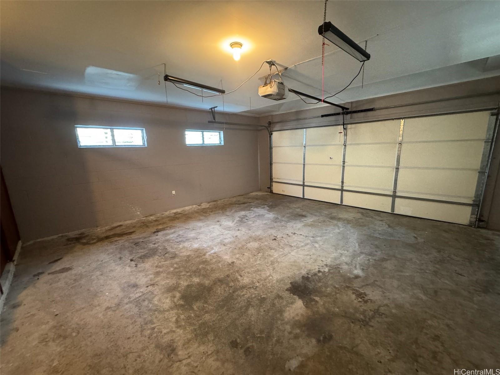541 Kuliouou Road Honolulu, HI 96821 - Photo 9 of 21 a view of a garage
