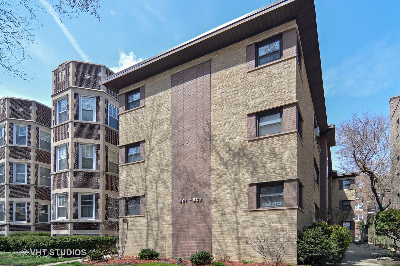 501 Sheridan Road, Unit 3C Evanston, IL 60202 - Photo 1 of 10 a front view of a building with a garden