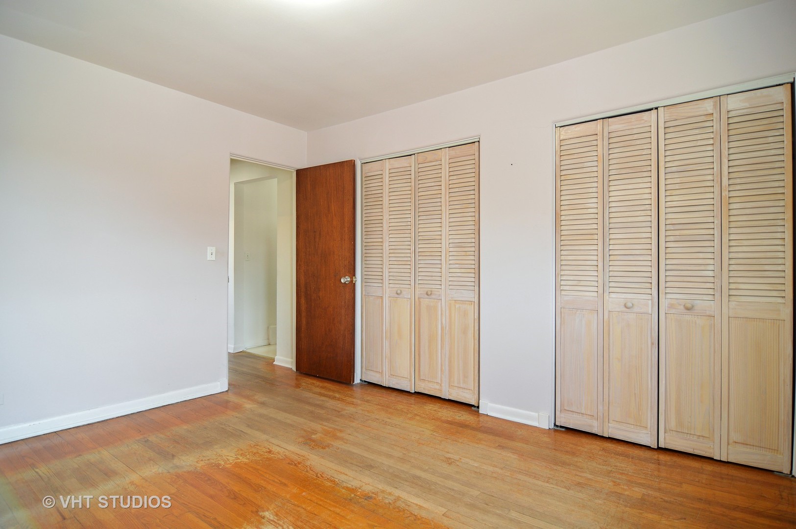501 Sheridan Road, Unit 3C Evanston, IL 60202 - Photo 7 of 10 an empty room with wooden floor and windows