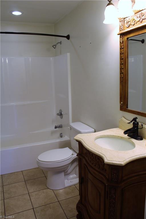 5517 Old Thomasville Road High Point, NC 27263 - Photo 7 of 30 DOWNSTAIRS 2ND FULL BATH