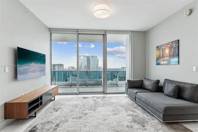 $880,000 | 200 Biscayne Blvd Way, Miami, FL 33131