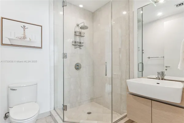 $880,000 | 200 Biscayne Blvd Way, Miami, FL 33131