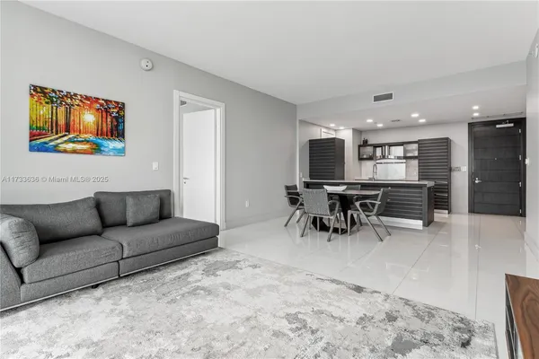$880,000 | 200 Biscayne Blvd Way, Miami, FL 33131