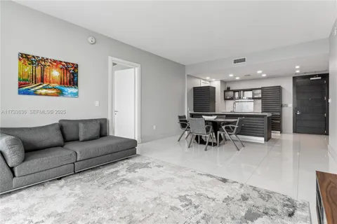 $880,000 | 200 Biscayne Blvd Way, Miami, FL 33131