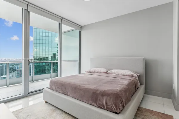 $880,000 | 200 Biscayne Blvd Way, Miami, FL 33131