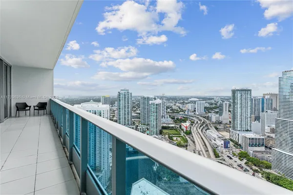 $880,000 | 200 Biscayne Blvd Way, Miami, FL 33131