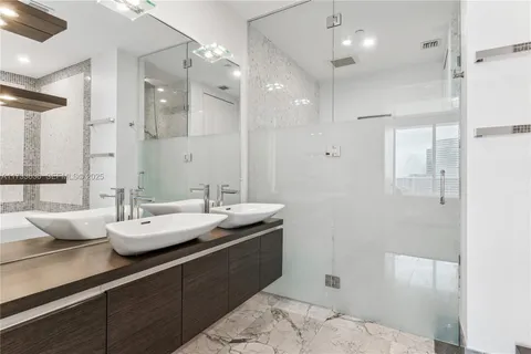 $880,000 | 200 Biscayne Blvd Way, Miami, FL 33131