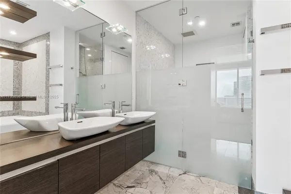 $880,000 | 200 Biscayne Blvd Way, Miami, FL 33131