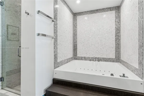 $880,000 | 200 Biscayne Blvd Way, Miami, FL 33131