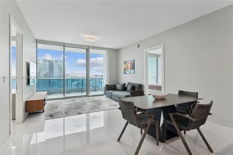 $880,000 | 200 Biscayne Blvd Way, Miami, FL 33131