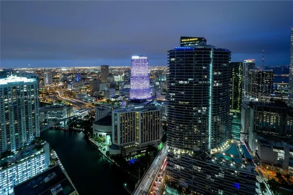 $880,000 | 200 Biscayne Blvd Way, Miami, FL 33131