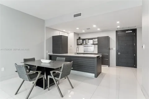 $880,000 | 200 Biscayne Blvd Way, Miami, FL 33131