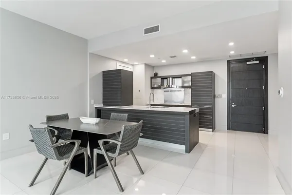 $880,000 | 200 Biscayne Blvd Way, Miami, FL 33131
