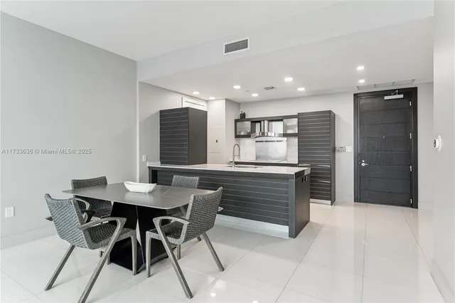 $880,000 | 200 Biscayne Blvd Way, Miami, FL 33131