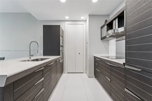 $880,000 | 200 Biscayne Blvd Way, Miami, FL 33131