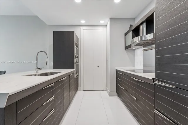 $880,000 | 200 Biscayne Blvd Way, Miami, FL 33131