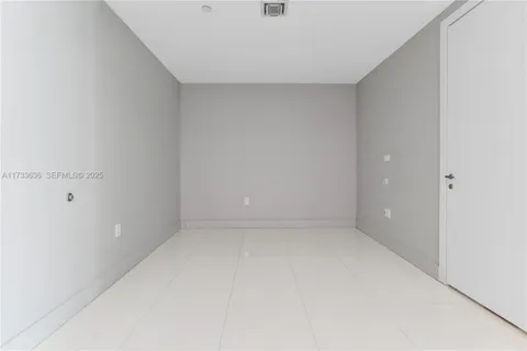 $880,000 | 200 Biscayne Blvd Way, Miami, FL 33131