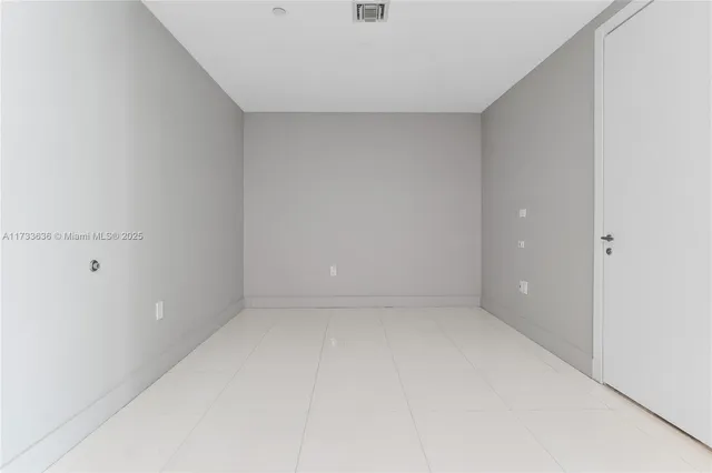 $880,000 | 200 Biscayne Blvd Way, Miami, FL 33131