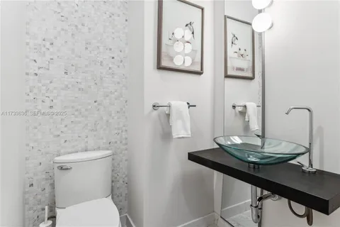 $880,000 | 200 Biscayne Blvd Way, Miami, FL 33131