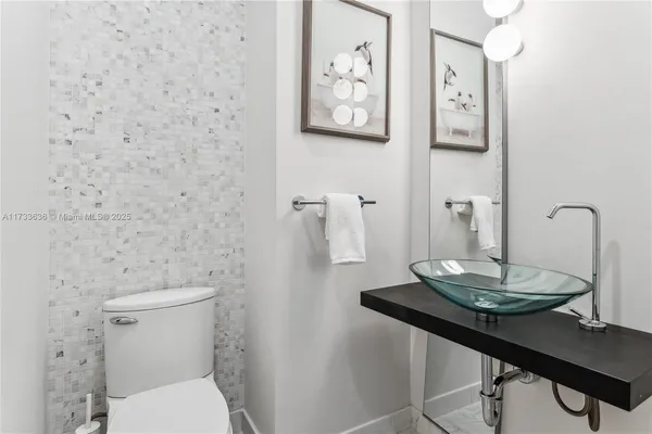 $880,000 | 200 Biscayne Blvd Way, Miami, FL 33131