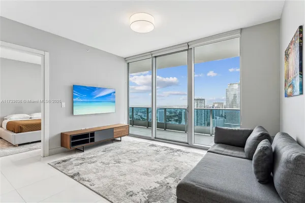 $880,000 | 200 Biscayne Blvd Way, Miami, FL 33131