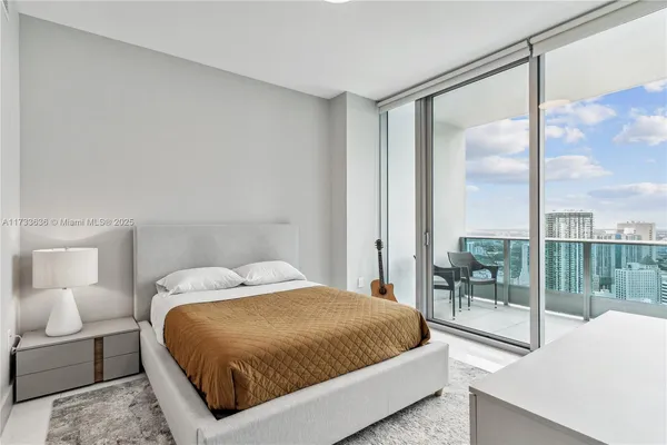 $880,000 | 200 Biscayne Blvd Way, Miami, FL 33131