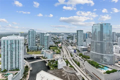 $880,000 | 200 Biscayne Blvd Way, Miami, FL 33131
