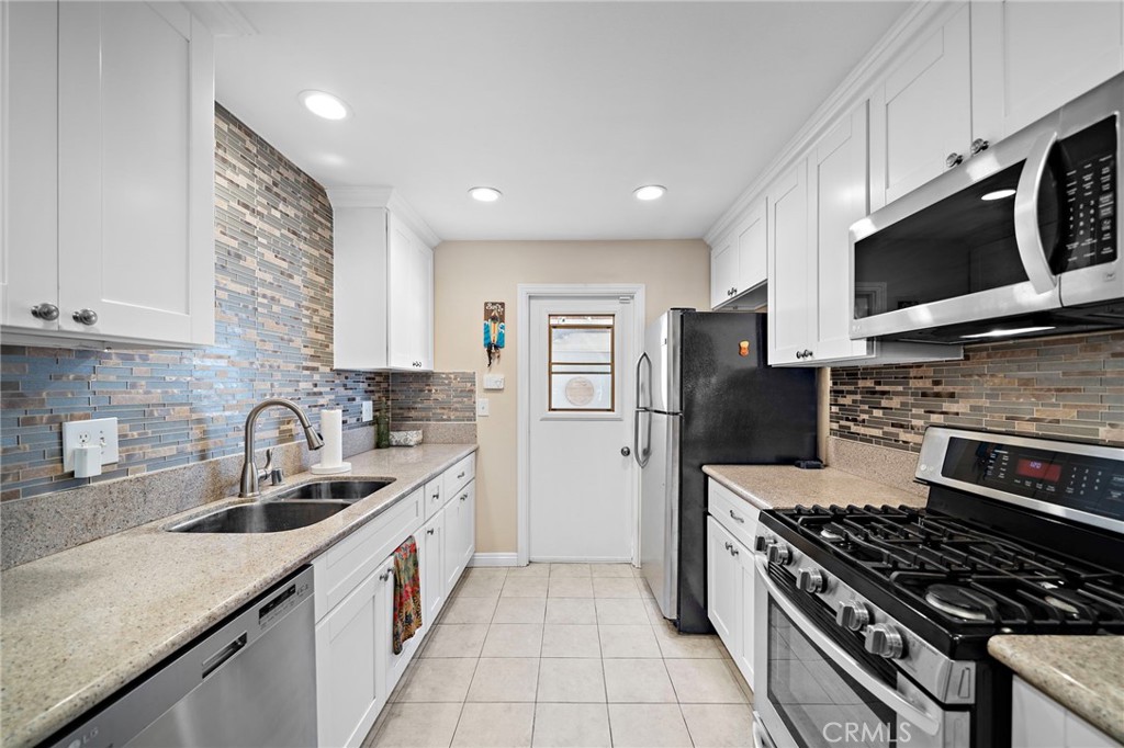 2404 Niagara Way Costa Mesa, CA 92626 - Photo 4 of 19