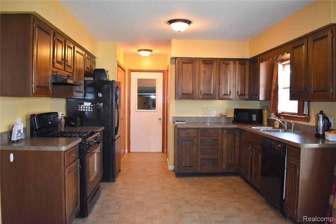 9581 Kress Road Pinckney, MI 48169 - Photo 7 of 25 6 KITCHEN.JPG