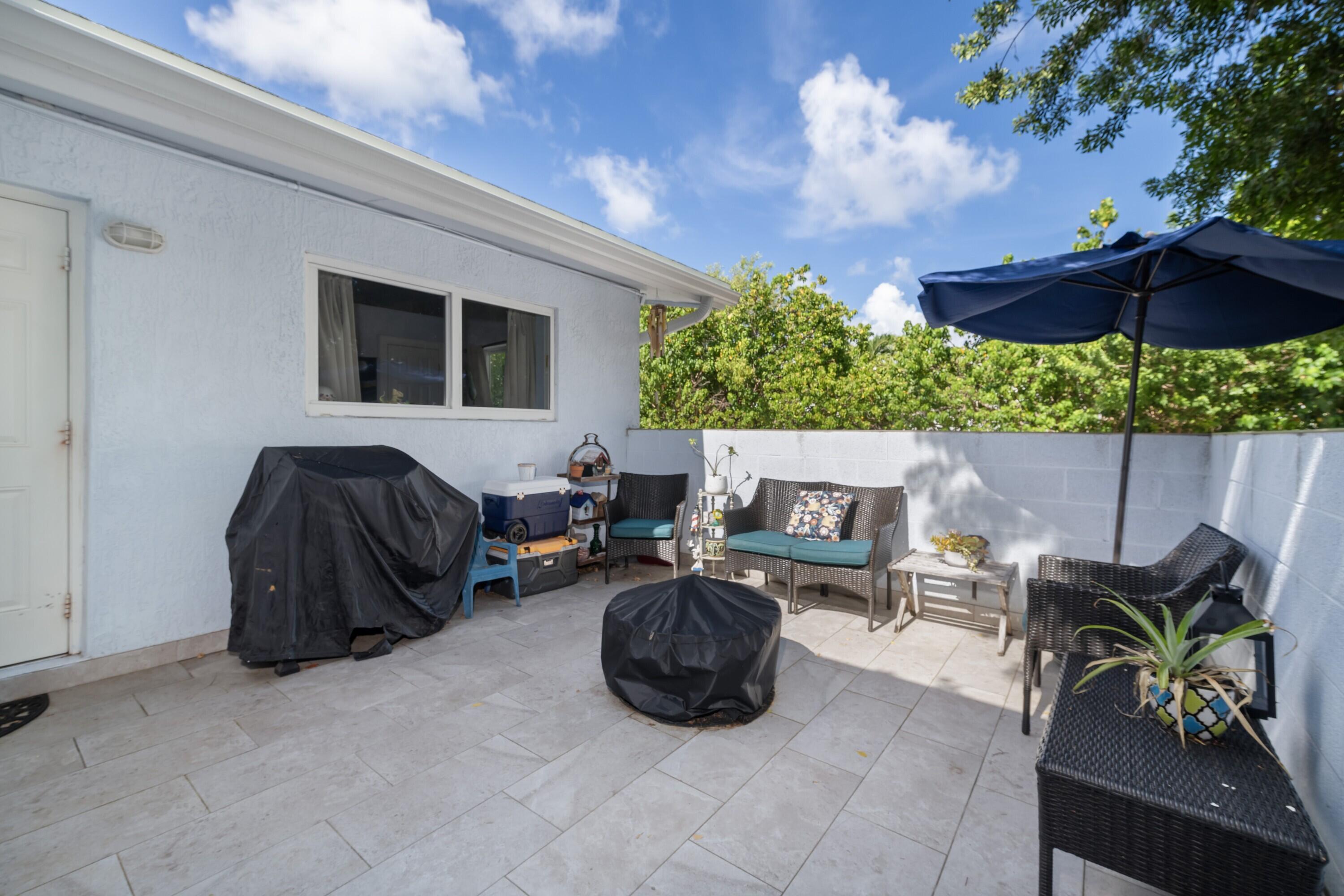 423 80th Street Marathon, FL 33050 - Photo 11 of 39 a living room with furniture and a potted plant