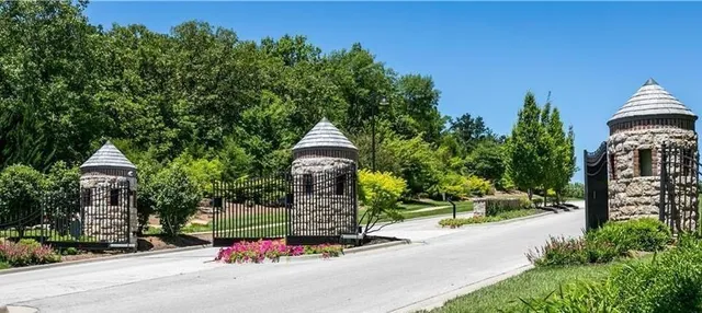 $290,000 | 608 St James Court, Loch Lloyd, MO 64012