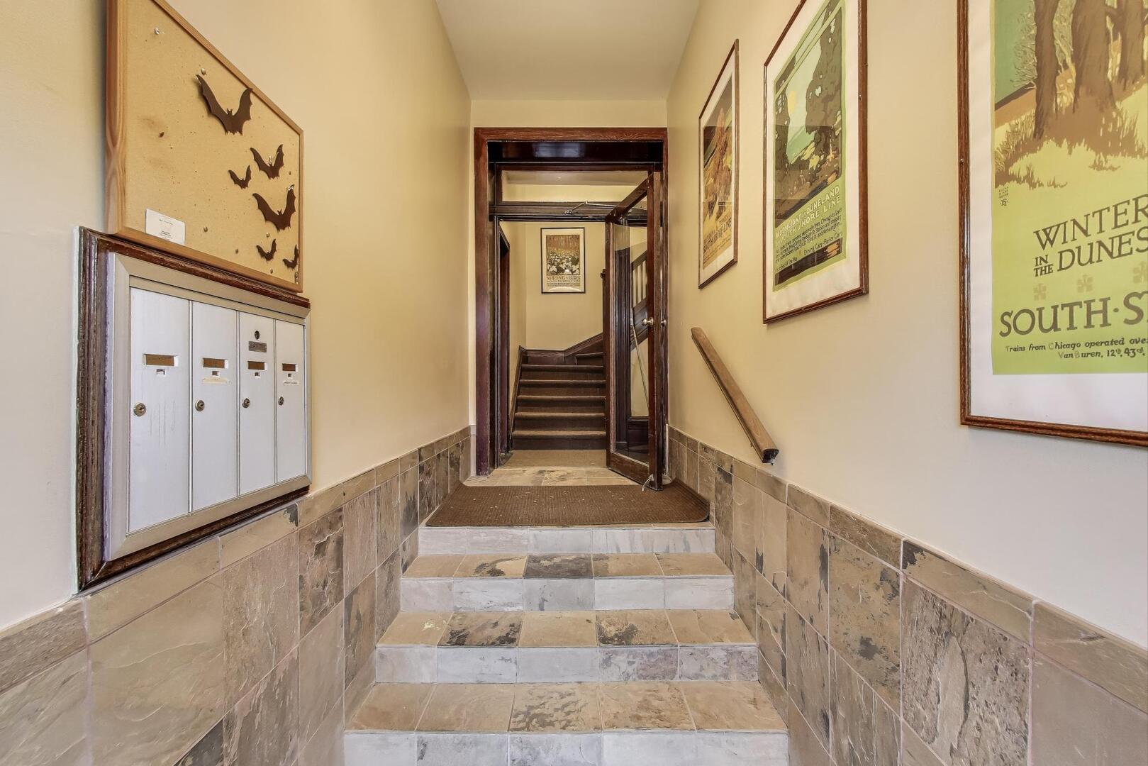 4432 North Dover Street, Unit 1S Chicago, IL 60640 - Photo 3 of 30 a view of an entryway