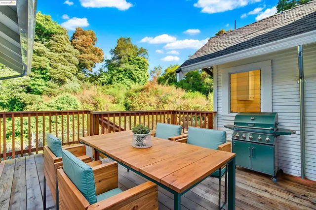 a view of an house with backyard and deck