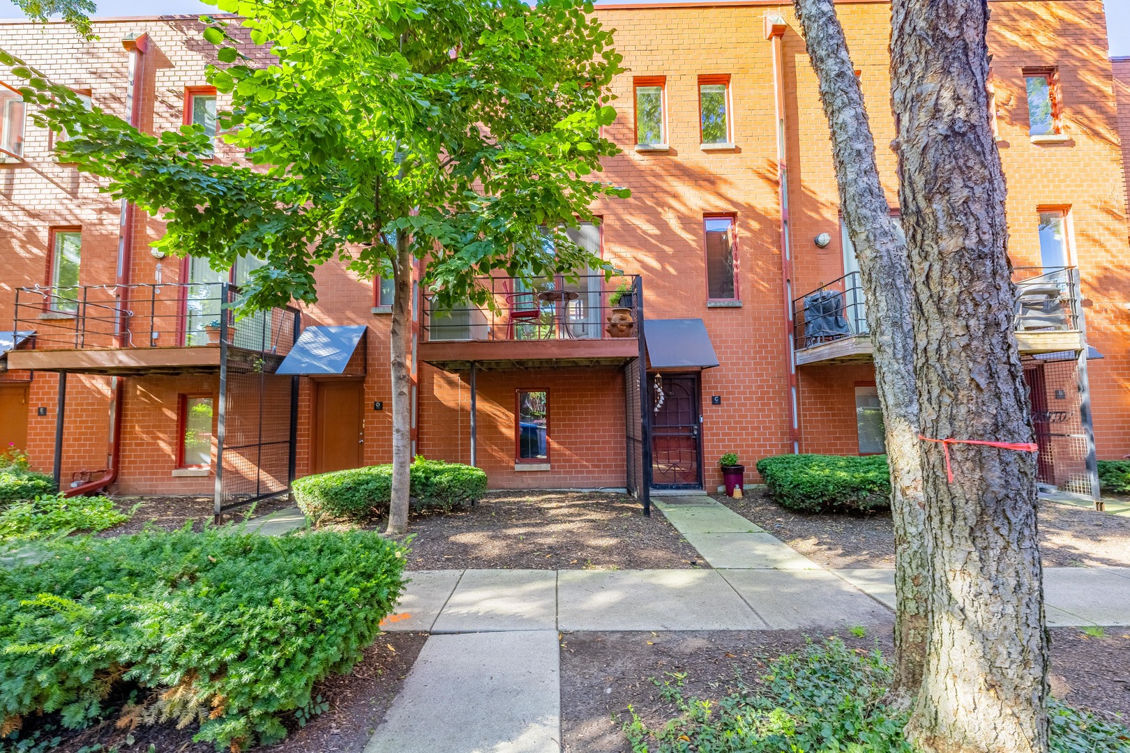 1200 South Federal Street, Unit C Chicago, IL 60605 - Photo 2 of 20 a front view of a house with garden