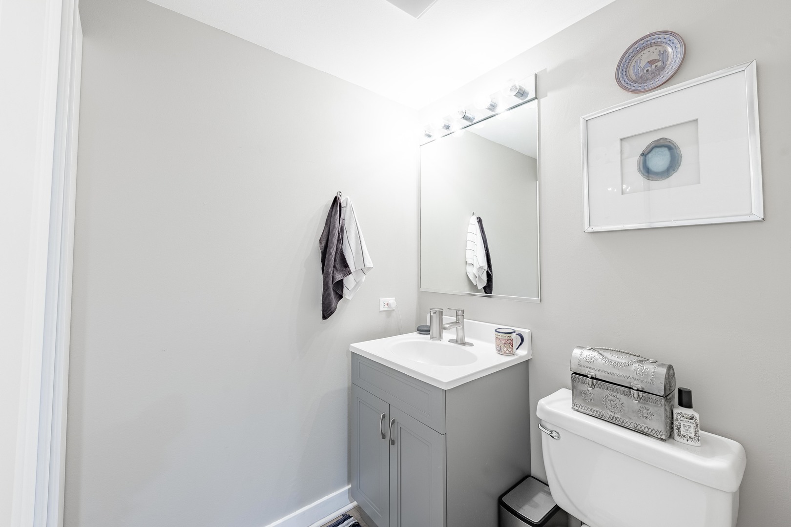 1200 South Federal Street, Unit C Chicago, IL 60605 - Photo 5 of 20 a bathroom with a toilet sink and mirror