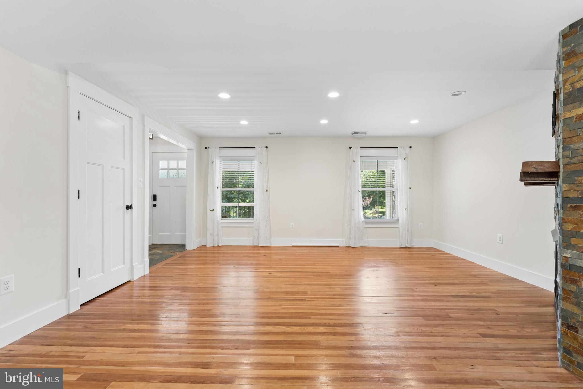 18280 Clayton Hall Road Bluemont, VA 20135 - Photo 10 of 44 Living room