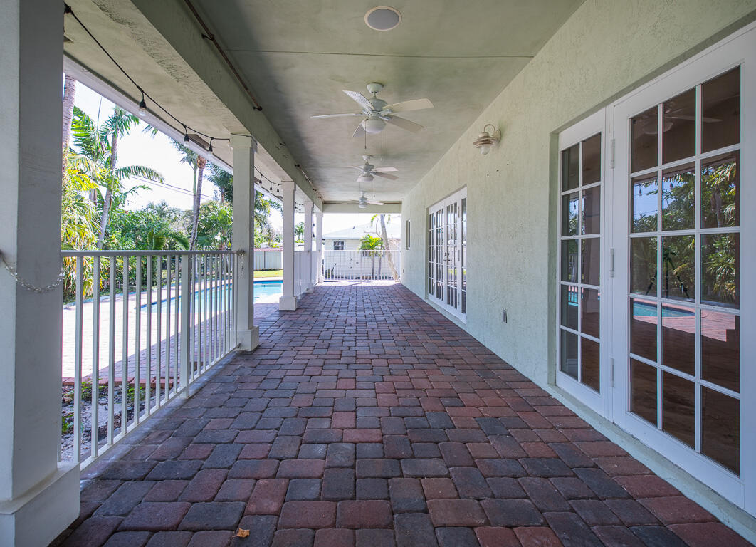 199 Northwest 7th Street Boca Raton, FL 33432 - Photo 25 of 37 a hallway with windows