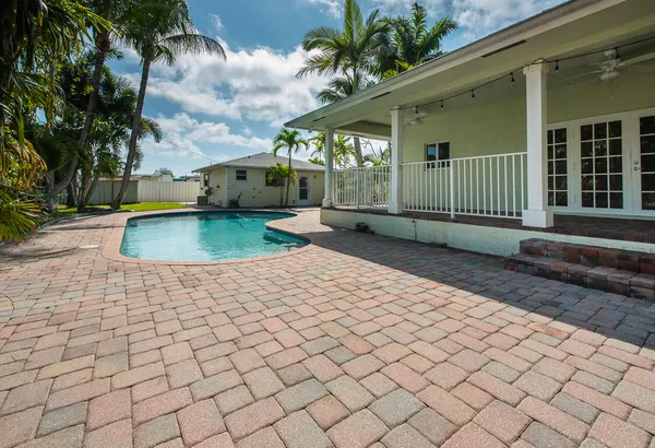 a view of a house with backyard and garden